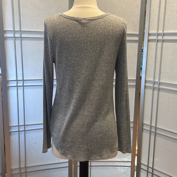 *Old Navy Long Sleeved Gray Ribbed Top Size M - Picture 3 of 4
